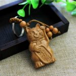 Porte-clé pendentif chat porte-bonheur en bois 9