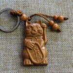 Porte-clé pendentif chat porte-bonheur en bois 8
