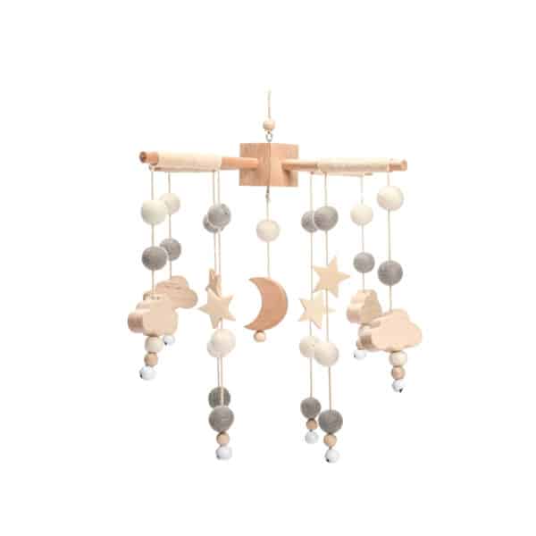 Jouet hochet mobile gris en bois sur le lit pour bébé et nouveau-né 2