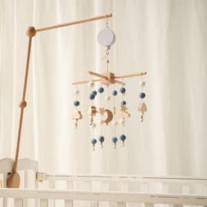 Jouet hochet mobile bleu en bois sur le lit pour bébé et nouveau-né 2