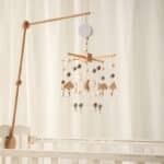 Jouet hochet mobile gris en bois sur le lit pour bébé et nouveau-né 5