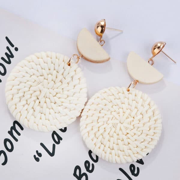 Boucles d&rsquo;oreilles rondes en rotin tressé blanc 2