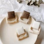 Boucles d’oreilles carrées en résine et bois 4