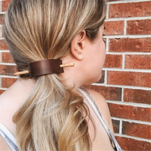 Barrette de cheveux en bois et cuir fait à la main 2