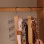 Cintre en Bois à Cravates et Ceintures Design et Pratique 3
