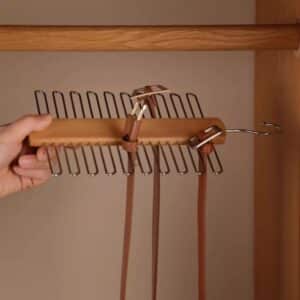 Cintre en Bois à Cravates et Ceintures Design et Pratique 2